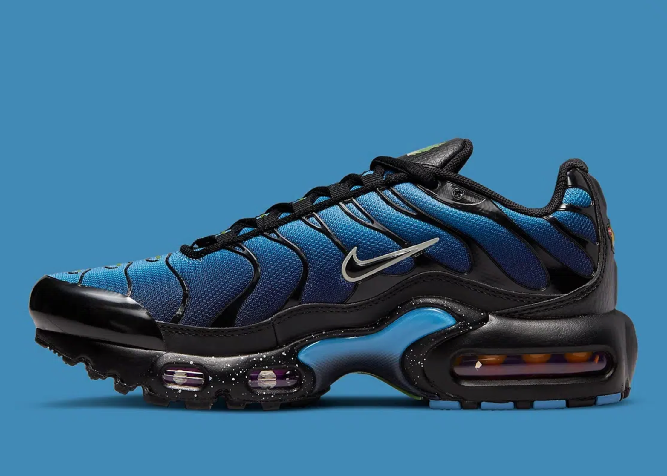 Sneakers Nike Air Max Plus University Blue en mesh respirant avec Tuned Air réactif et détails design premium.