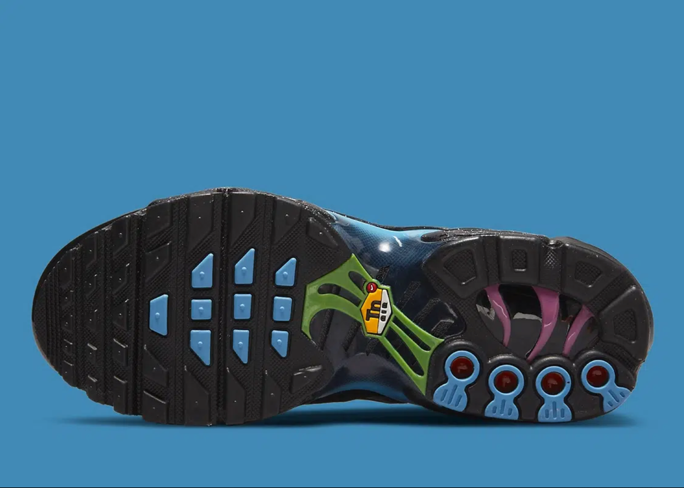 Sneakers Nike Air Max Plus University Blue en mesh respirant avec Tuned Air réactif et détails design premium.