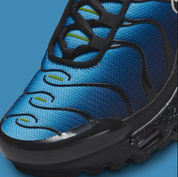 Sneakers Nike Air Max Plus University Blue en mesh respirant avec Tuned Air réactif et détails design premium.