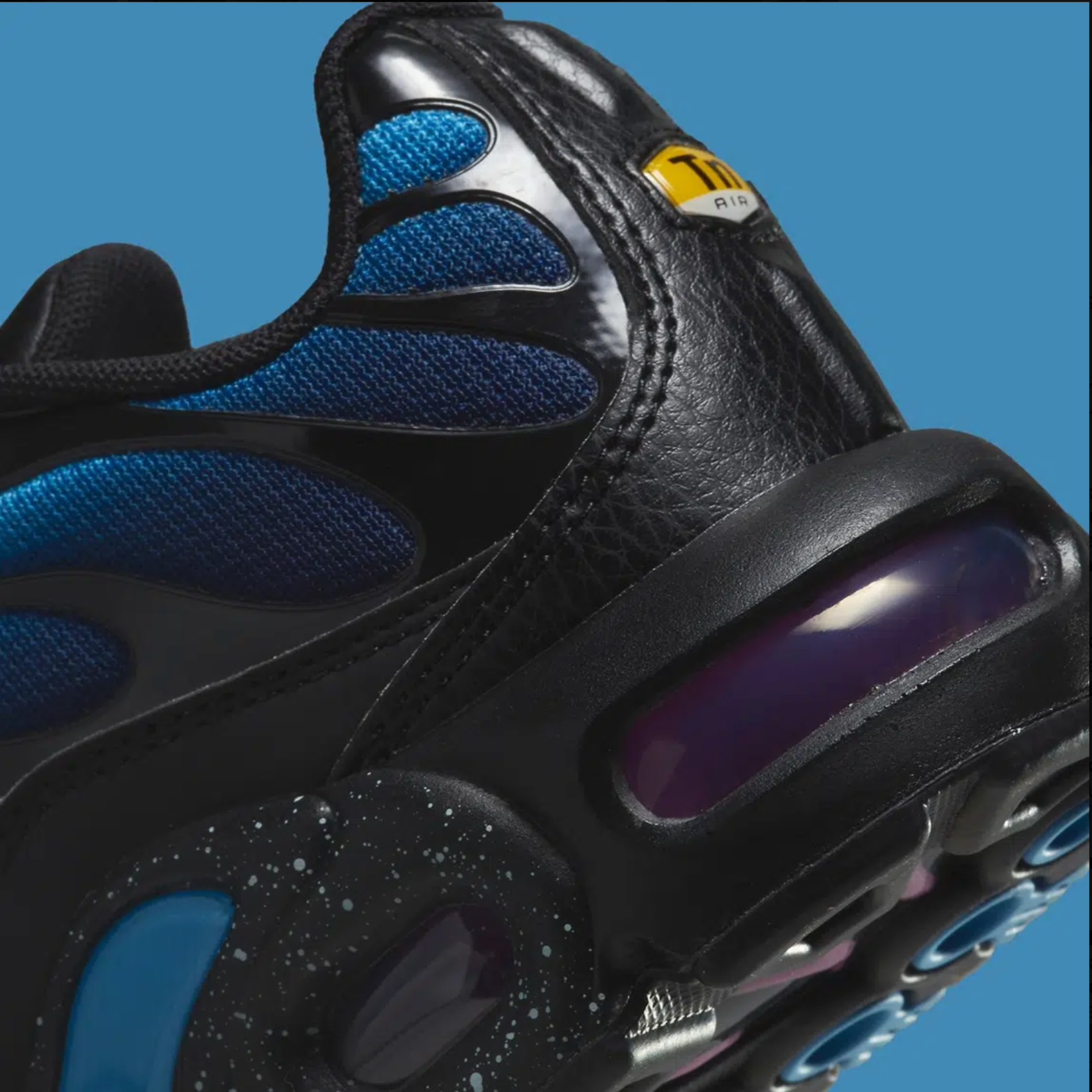 Sneakers Nike Air Max Plus University Blue en mesh respirant avec Tuned Air réactif et détails design premium.