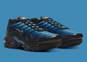 Sneakers Nike Air Max Plus University Blue en mesh respirant avec Tuned Air réactif et détails design premium.