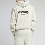 Sweat Fear Of God Essentials gris clair chiné en coton épais avec coupe oversize et logo discret minimaliste