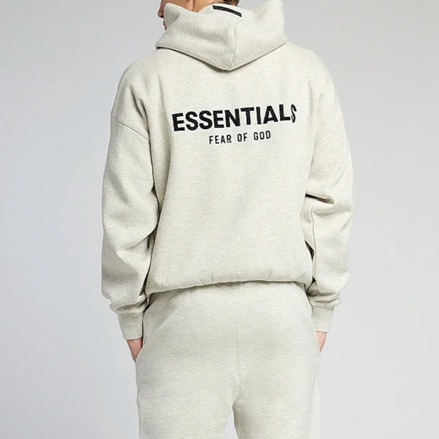 Sweat Fear Of God Essentials gris clair chiné en coton épais avec coupe oversize et logo discret minimaliste