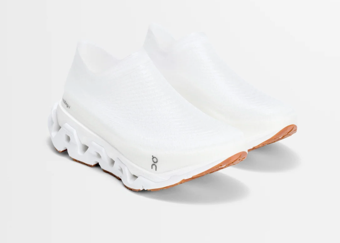 Sneaker On Running LightSpray Cloudmonster LOEWE blanche en mesh technique sans couture avec semelle CloudTec oversize premium