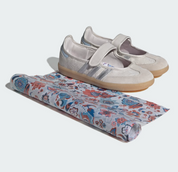 Sneaker adidas Samba Jane Liberty London Chalk Pearl Silver en cuir crème et argent avec détails Liberty et silhouette Mary Jane élégante.