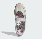 Sneaker adidas Samba Jane Liberty London Chalk Pearl Silver en cuir crème et argent avec détails Liberty et silhouette Mary Jane élégante.