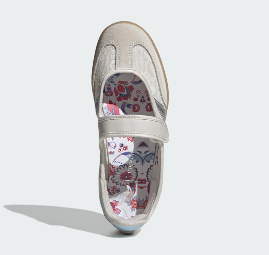 Sneaker adidas Samba Jane Liberty London Chalk Pearl Silver en cuir crème et argent avec détails Liberty et silhouette Mary Jane élégante.