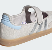 Sneaker adidas Samba Jane Liberty London Chalk Pearl Silver en cuir crème et argent avec détails Liberty et silhouette Mary Jane élégante.