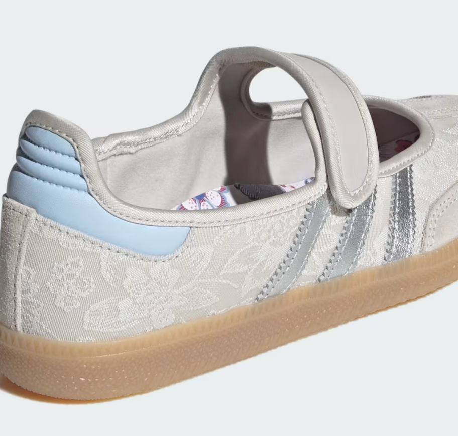 Sneaker adidas Samba Jane Liberty London Chalk Pearl Silver en cuir crème et argent avec détails Liberty et silhouette Mary Jane élégante.