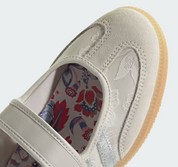 Sneaker adidas Samba Jane Liberty London Chalk Pearl Silver en cuir crème et argent avec détails Liberty et silhouette Mary Jane élégante.
