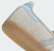 Sneaker adidas Samba Jane Liberty London Chalk Pearl Silver en cuir crème et argent avec détails Liberty et silhouette Mary Jane élégante.