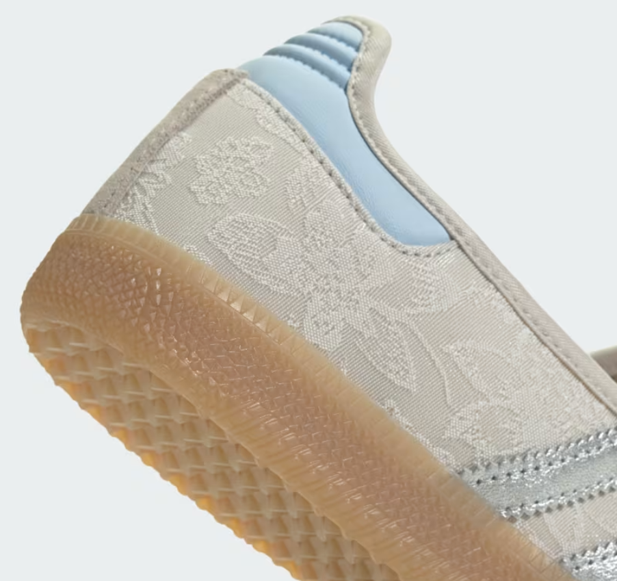 Sneaker adidas Samba Jane Liberty London Chalk Pearl Silver en cuir crème et argent avec détails Liberty et silhouette Mary Jane élégante.