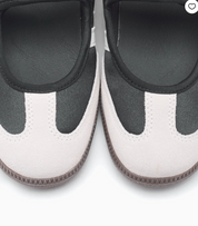 Sneaker adidas Samba Jane Black Off White en cuir noir et blanc cassé avec bride Mary Jane et semelle basse iconique.