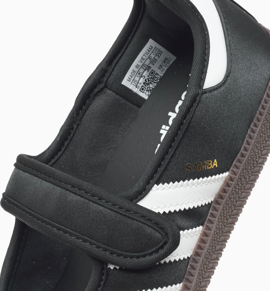 Sneaker adidas Samba Jane Black Off White en cuir noir et blanc cassé avec bride Mary Jane et semelle basse iconique.