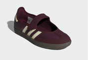 Sneaker adidas Samba Jane Maroon Cream White en cuir bordeaux et crème avec bride Mary Jane et semelle gomme rétro emblématique.