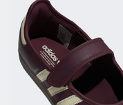 Sneaker adidas Samba Jane Maroon Cream White en cuir bordeaux et crème avec bride Mary Jane et semelle gomme rétro emblématique.