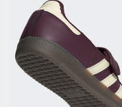 Sneaker adidas Samba Jane Maroon Cream White en cuir bordeaux et crème avec bride Mary Jane et semelle gomme rétro emblématique.