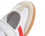 Sneaker adidas Samba Jane White Red Gum en cuir blanc avec bandes rouges, bride Mary Jane et semelle gomme vintage emblématique.Vue zoomer avant 