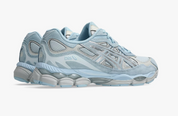 Sneaker ASICS Gel-NYC Storm Cloud Pure Silver grise et argentée en mesh technique avec amorti GEL et design rétro-running moderne.Vue de coter