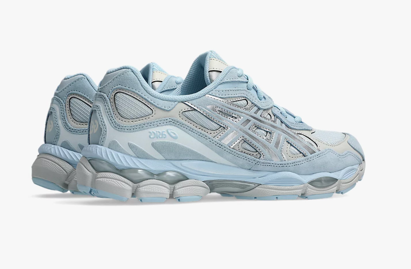Sneaker ASICS Gel-NYC Storm Cloud Pure Silver grise et argentée en mesh technique avec amorti GEL et design rétro-running moderne.Vue de coter
