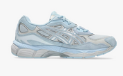 Sneaker ASICS Gel-NYC Storm Cloud Pure Silver grise et argentée en mesh technique avec amorti GEL et design rétro-running moderne.Vue de coter