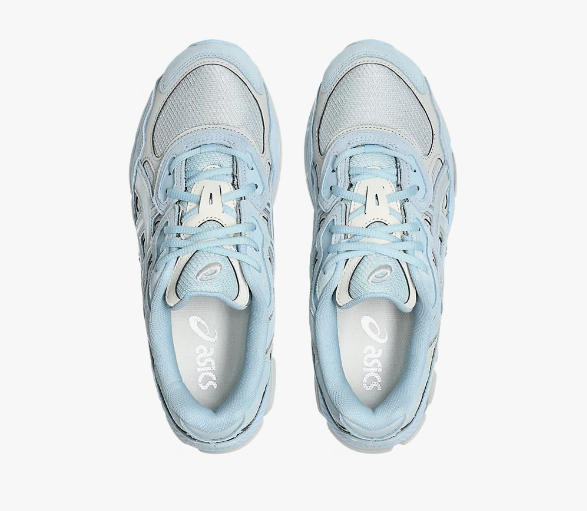 Sneaker ASICS Gel-NYC Storm Cloud Pure Silver grise et argentée en mesh technique avec amorti GEL et design rétro-running moderne.Vue de haut 