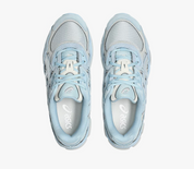Sneaker ASICS Gel-NYC Storm Cloud Pure Silver grise et argentée en mesh technique avec amorti GEL et design rétro-running moderne.Vue de haut 