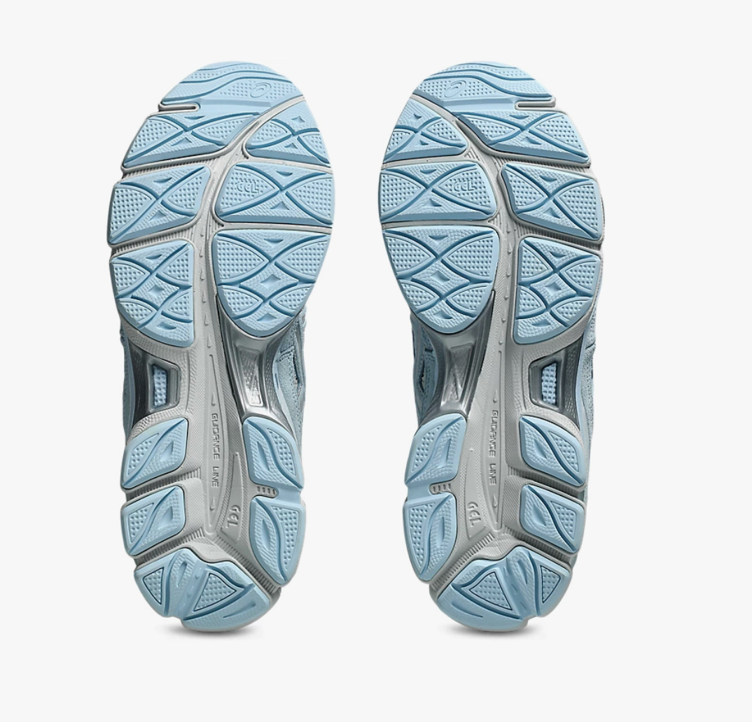 Sneaker ASICS Gel-NYC Storm Cloud Pure Silver grise et argentée en mesh technique avec amorti GEL et design rétro-running moderne.Vue de la semelle extérieur 
