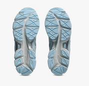 Sneaker ASICS Gel-NYC Storm Cloud Pure Silver grise et argentée en mesh technique avec amorti GEL et design rétro-running moderne.Vue de la semelle extérieur 
