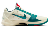 Sneaker Nike Kobe 5 Protro Caitlin Clark Coconut Milk Spruce en blanc cassé et vert avec amorti Zoom Air et design performance basketball.Vue de profil