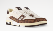 Louis Vuitton LV Trainer Khaki Green Monogram Denim avec tige en denim Monogram kaki, construction multicouche, détails signature Louis Vuitton et semelle extérieure en caoutchouc.
