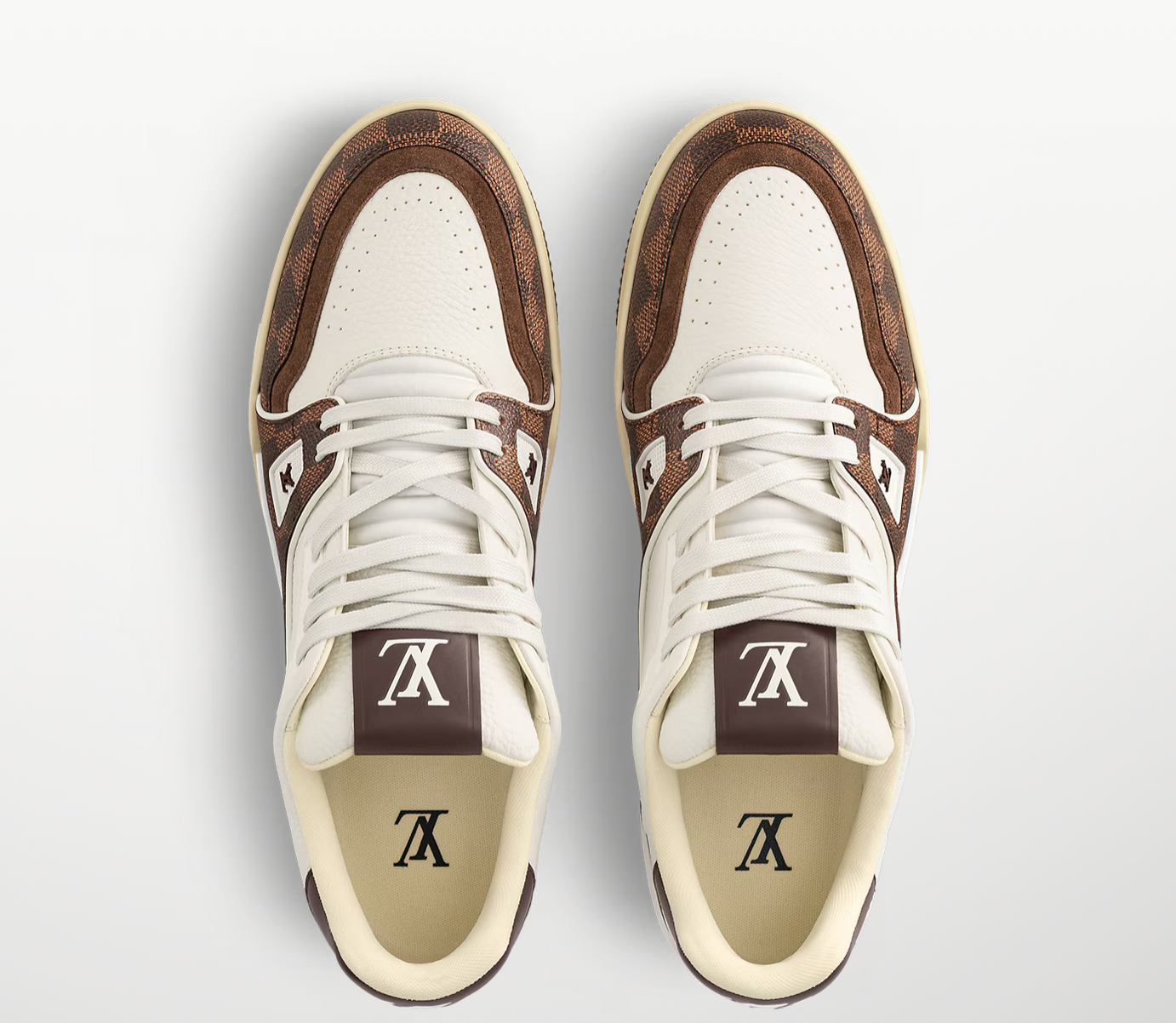 Louis Vuitton LV Trainer Khaki Green Monogram Denim avec tige en denim Monogram kaki, construction multicouche, détails signature Louis Vuitton et semelle extérieure en caoutchouc.