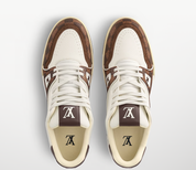 Louis Vuitton LV Trainer Khaki Green Monogram Denim avec tige en denim Monogram kaki, construction multicouche, détails signature Louis Vuitton et semelle extérieure en caoutchouc.