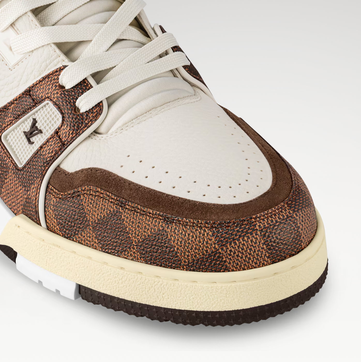 Louis Vuitton LV Trainer Khaki Green Monogram Denim avec tige en denim Monogram kaki, construction multicouche, détails signature Louis Vuitton et semelle extérieure en caoutchouc.