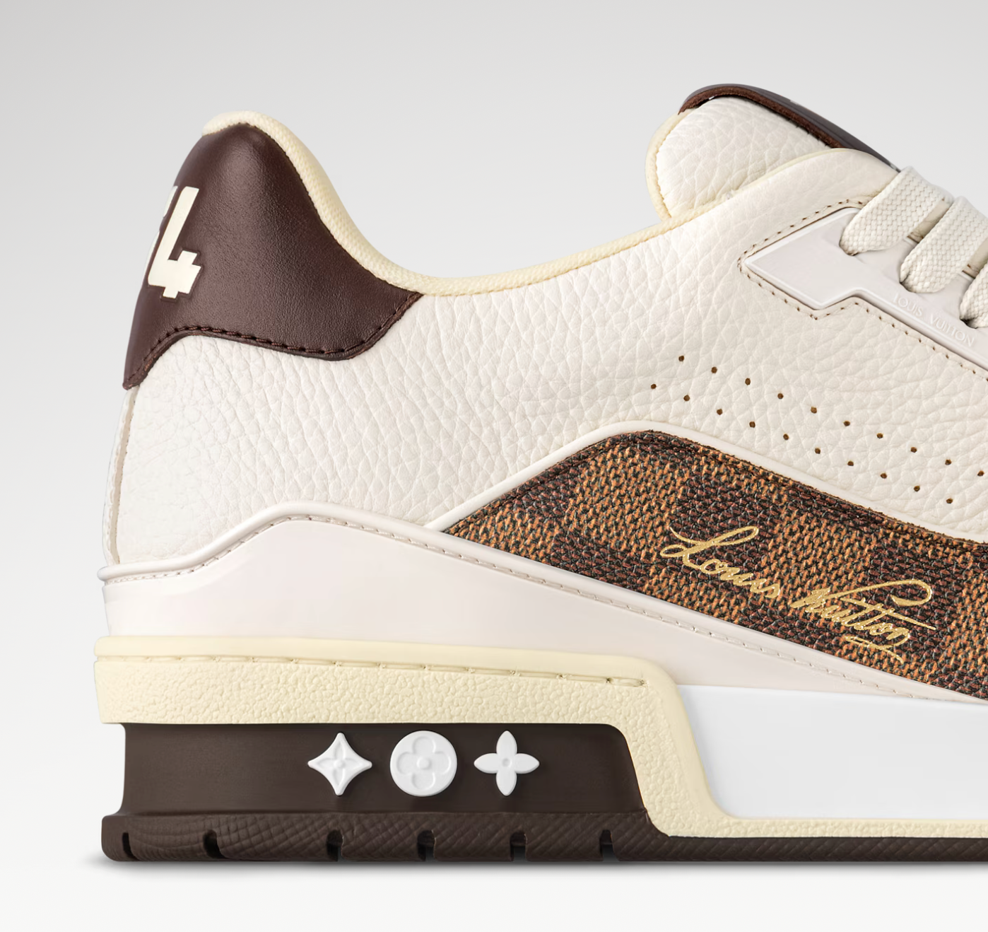 Louis Vuitton LV Trainer Khaki Green Monogram Denim avec tige en denim Monogram kaki, construction multicouche, détails signature Louis Vuitton et semelle extérieure en caoutchouc.