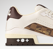 Louis Vuitton LV Trainer Khaki Green Monogram Denim avec tige en denim Monogram kaki, construction multicouche, détails signature Louis Vuitton et semelle extérieure en caoutchouc.