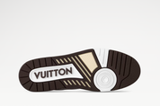 Louis Vuitton LV Trainer Khaki Green Monogram Denim avec tige en denim Monogram kaki, construction multicouche, détails signature Louis Vuitton et semelle extérieure en caoutchouc.