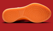 Nike Book 2 LX All-Star Warning Label avec tige en matières premium et textile technique, détails graphiques Warning Label et semelle extérieure à traction multidirectionnelle.