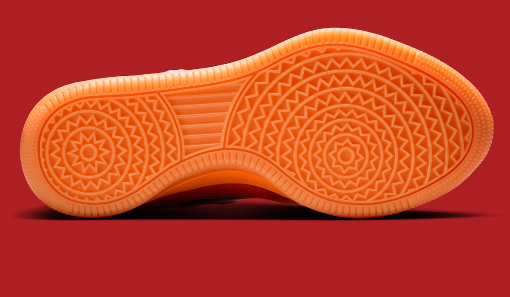 Nike Book 2 LX All-Star Warning Label avec tige en matières premium et textile technique, détails graphiques Warning Label et semelle extérieure à traction multidirectionnelle.