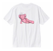 tee shirt kaws uniqlo rose , paws rose au milieu du t-shirt
