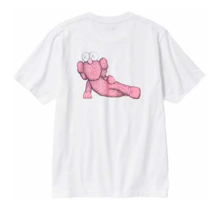 tee shirt kaws uniqlo rose , paws rose au milieu du t-shirt