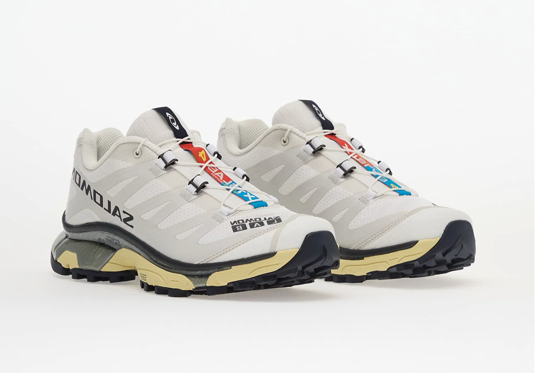 Image de la Salomon XT-4 White / Lunar Rock / Night Sky, sneaker en mesh blanc avec superpositions gris clair “Lunar Rock” et accents bleu nuit “Night Sky”, système Quicklace™, semelle Contagrip®.