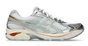 Image de la ASICS GT-2160 Miami Dolphins, sneaker en mesh blanc avec superpositions argentées, accents turquoise et orange, et semelle dotée de la technologie GEL™. (vue de profil)