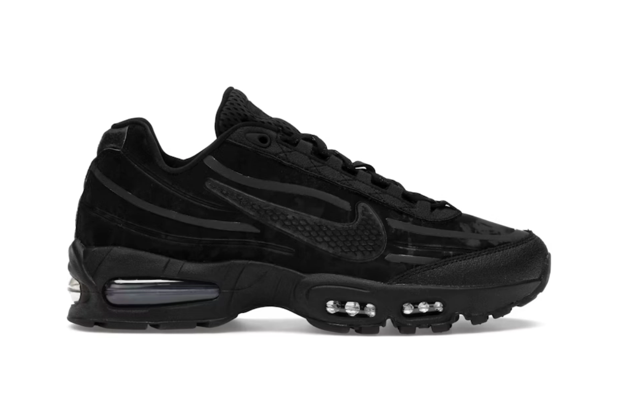 Sneakers Nike Air Max 95 SP Worksout Black en textiles techniques noirs avec unités Air visibles et design ondulé iconique.Vue de coté 