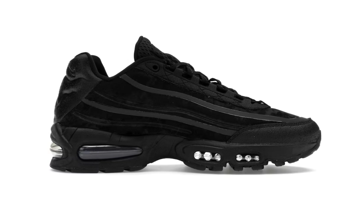 Sneakers Nike Air Max 95 SP Worksout Black en textiles techniques noirs avec unités Air visibles et design ondulé iconique.Vue de coté intérieur 