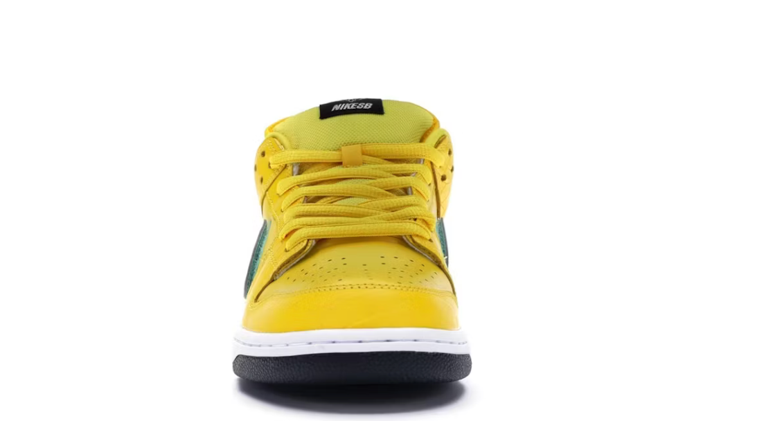 Sneakers Nike SB Dunk Low Diamond Supply Co en suède premium jaune Canary avec détails noirs et éléments signature collector Friends and Family.