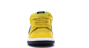 Sneakers Nike SB Dunk Low Diamond Supply Co en suède premium jaune Canary avec détails noirs et éléments signature collector Friends and Family.