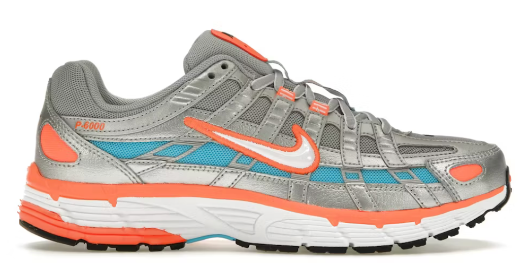 Nike P-6000 Metallic Silver Crimson Blue Fury en mesh respirant avec superpositions argentées et accents rouges et bleus dynamiques. vue de profil