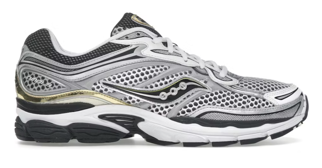 Saucony ProGrid Omni 9 Silver Gold en mesh respirant avec superpositions argentées, accents dorés et technologie ProGrid.