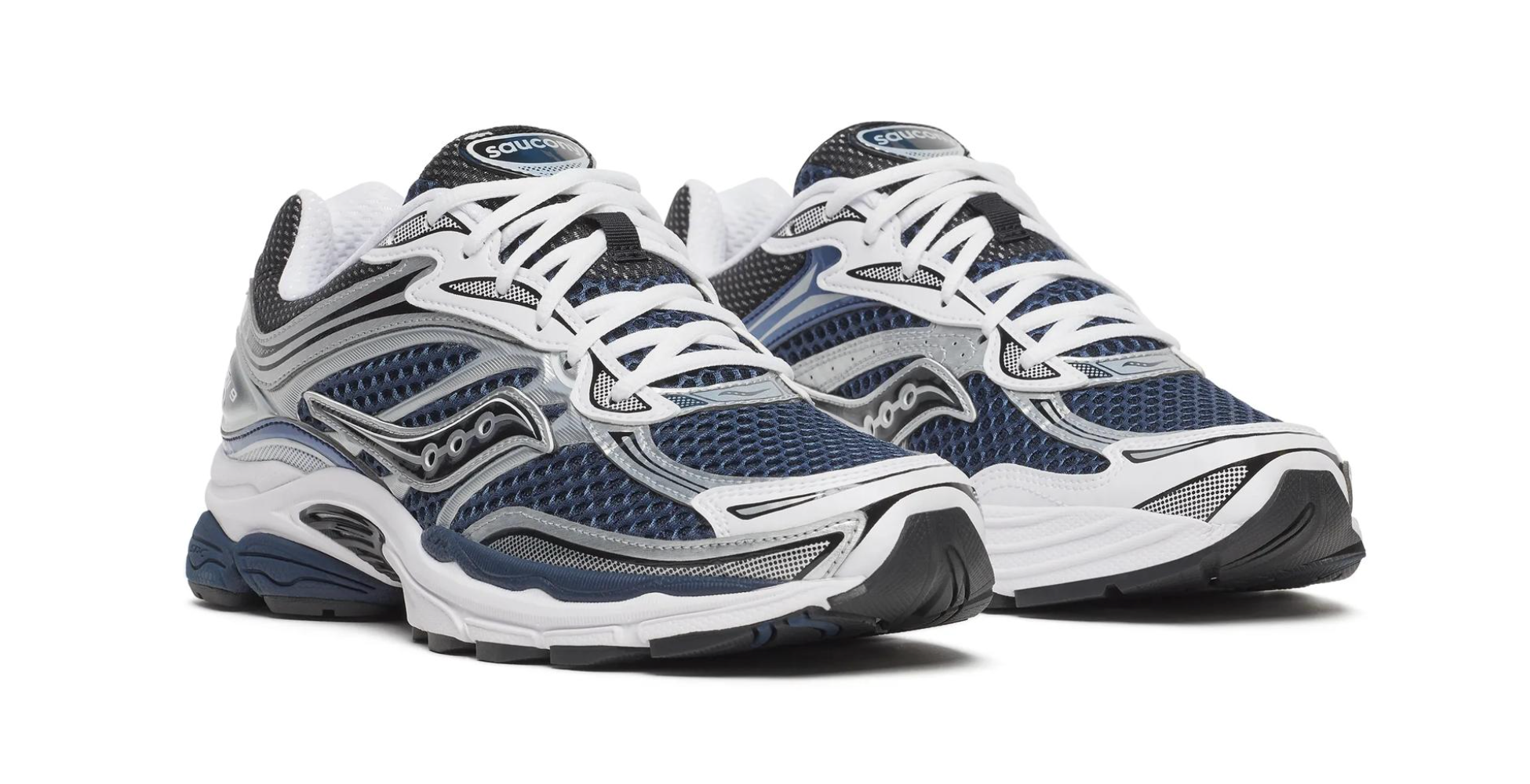 Saucony ProGrid Omni 9 Deep Navy en mesh bleu marine avec empiècements suède et semelle amortissante ProGrid. vue de 3/4